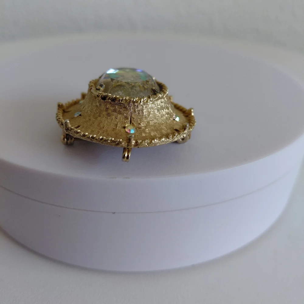 1968 Judy Lee Faceted Heliotrope Glass Reverse Cameo Broch  Enhancer Aurora Bor